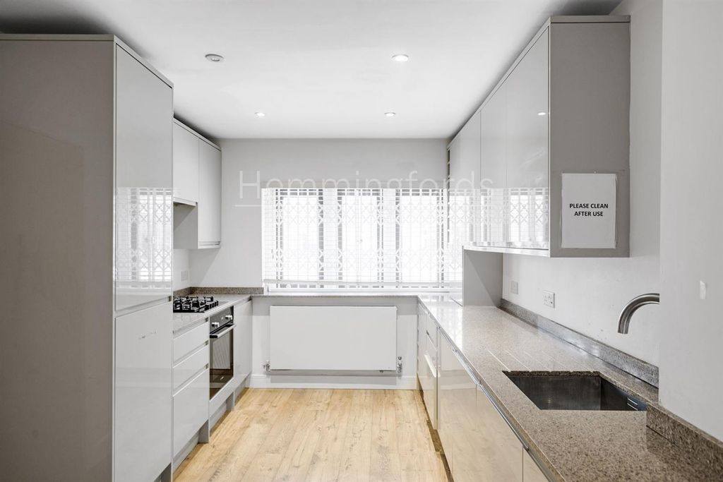Property photo 3 of 15 06-B16483570-Hmf-Jj-Kingsland Rd-9-Medium.Jpg