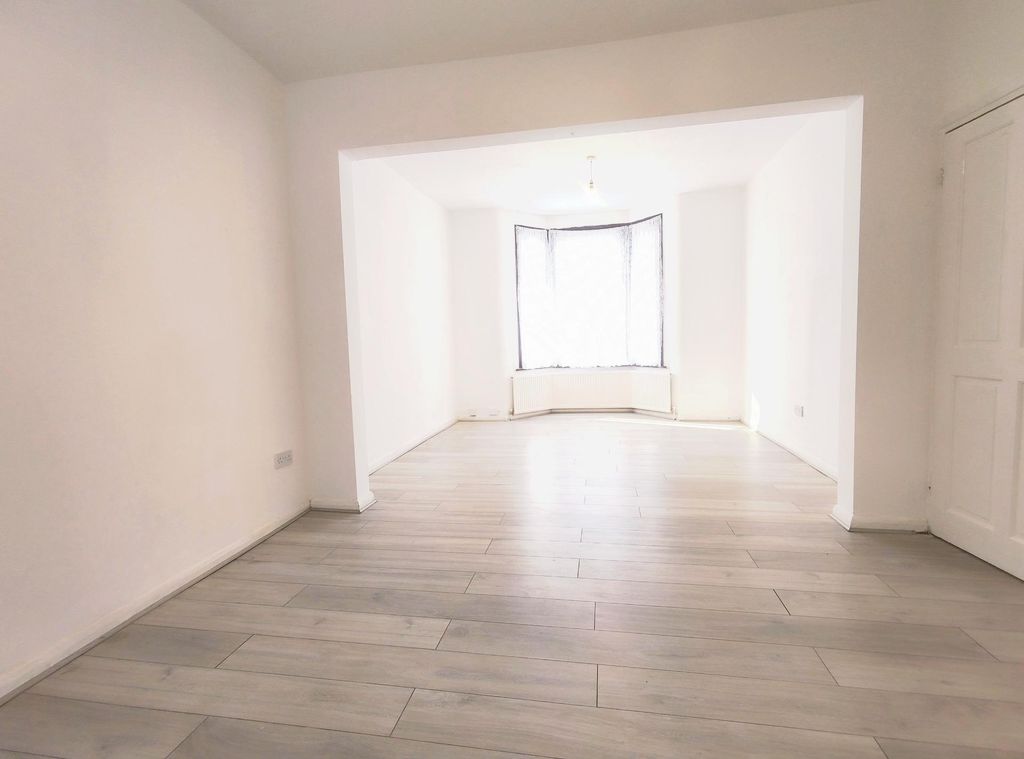 Property photo 1 of 10 Photo 3