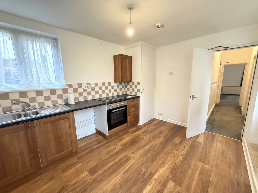 Property photo 3 of 10 Kitchen