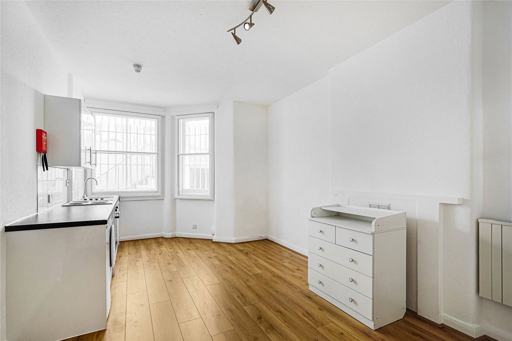 Property photo 3 of 7 Studio Room