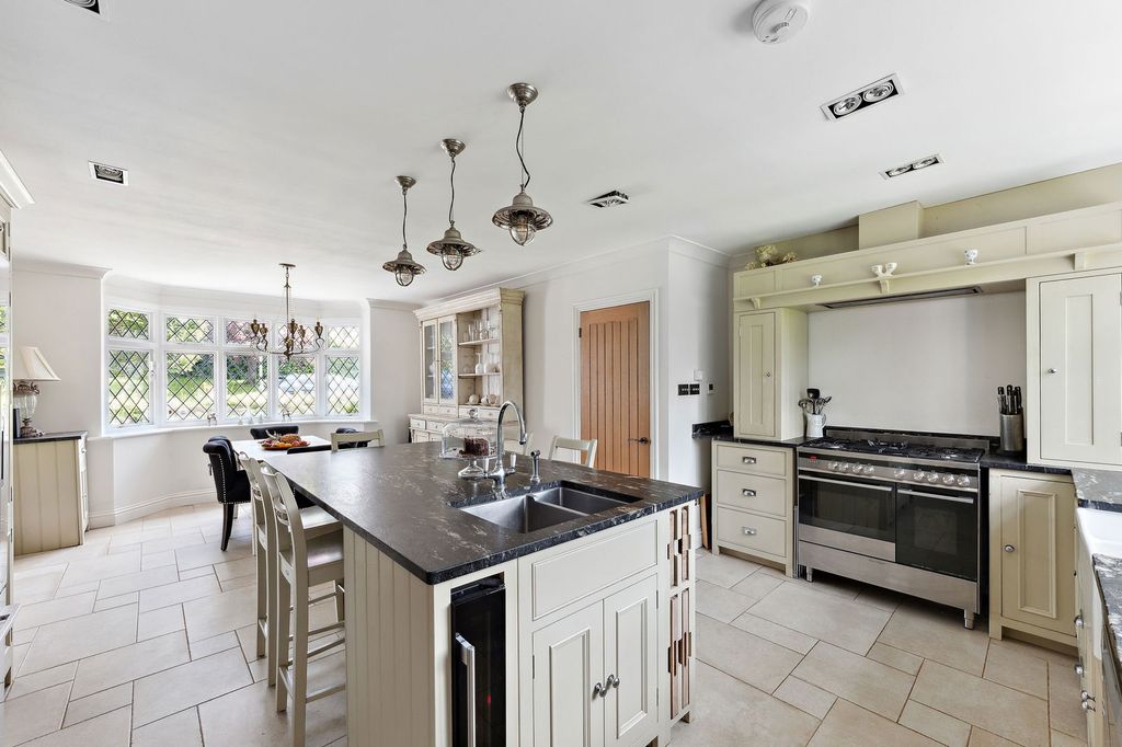 Property photo 2 of 28