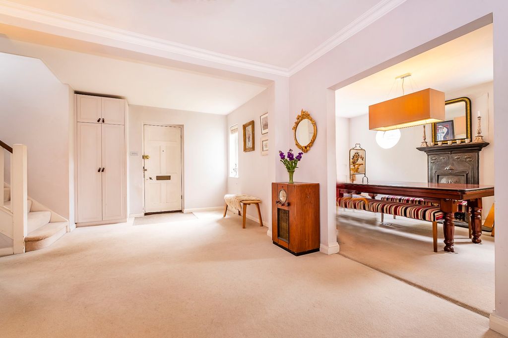 Property photo 3 of 26 Entrance Hall