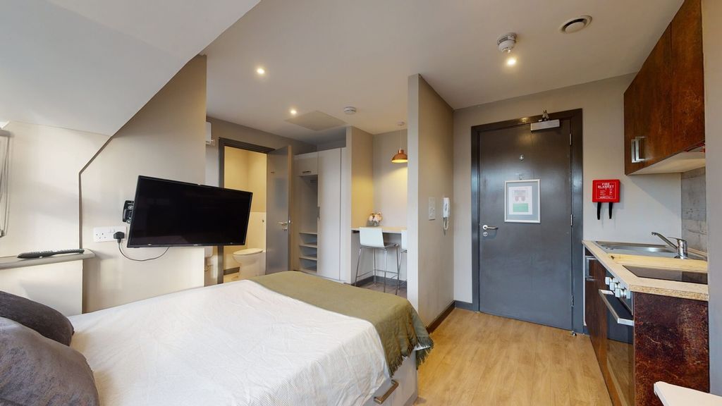 Property photo 1 of 4 A Bright And Modern Double Bedroom Featuring A Coz...