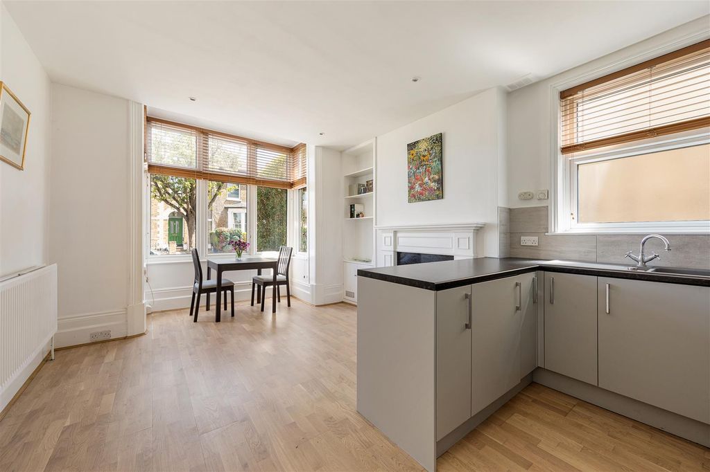 Property photo 2 of 16 Cleveland Road, E18