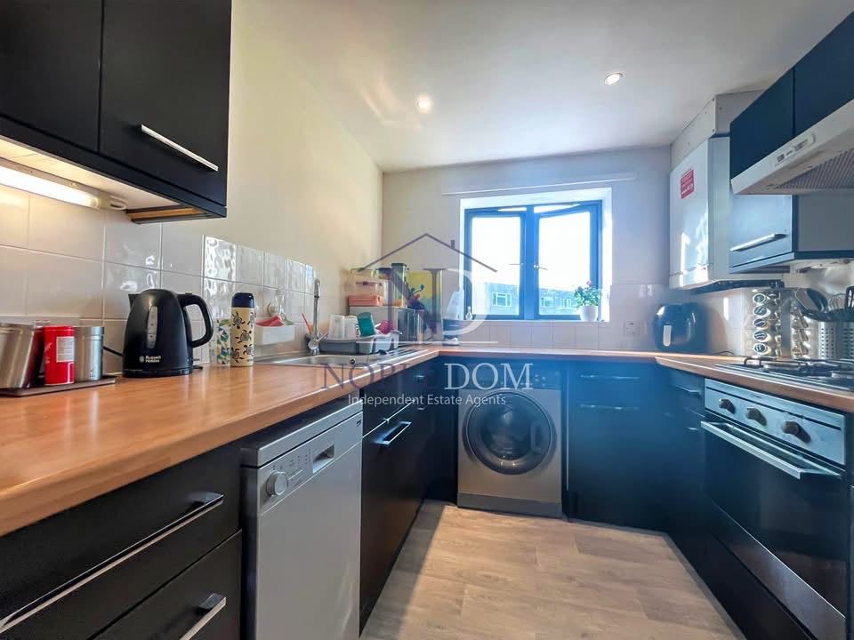 Property photo 1 of 11 Two Bedroom Flat In Feltham