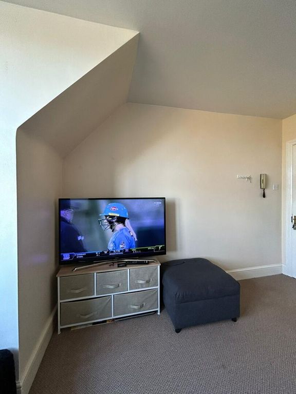 Property photo 3 of 10 Bedroom