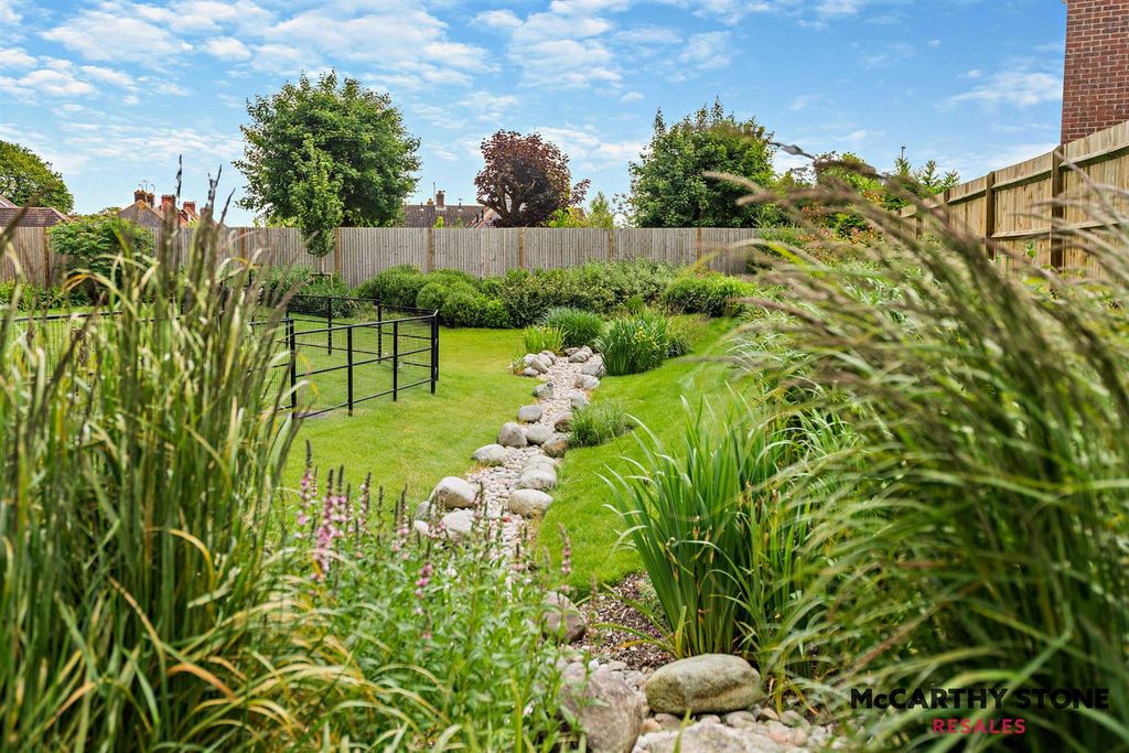 Property photo 2 of 21 Communal Gardens