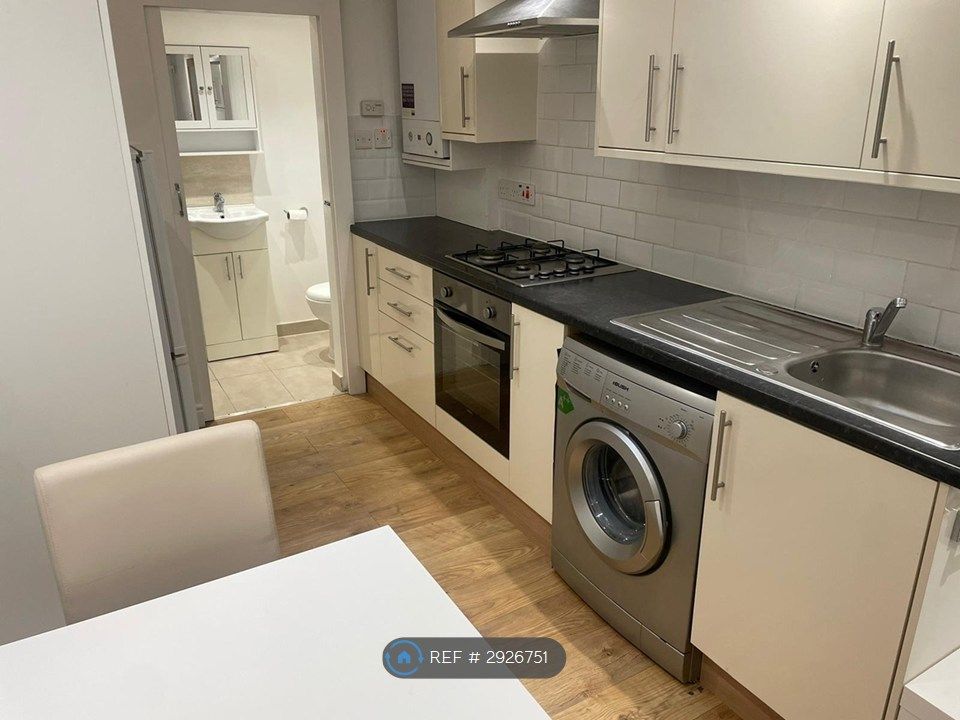 Property photo 3 of 6 Kitchen