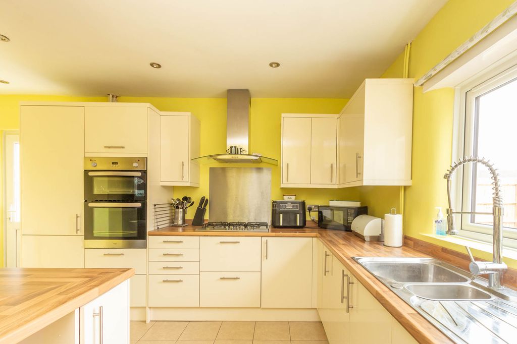 Property photo 2 of 15 Kitchen