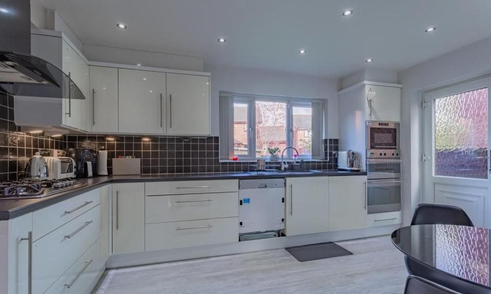 Property photo 2 of 11 Kitchen
