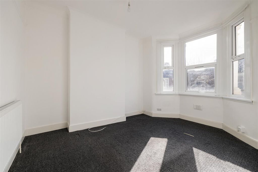 Property photo 2 of 16 Caulfield Road, E6