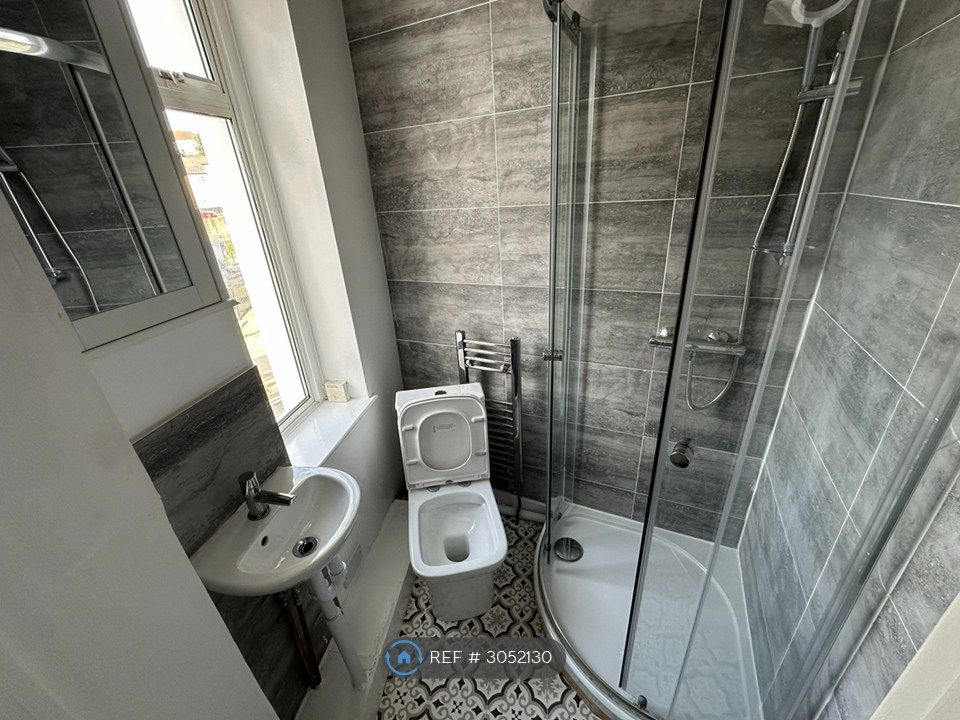Property photo 2 of 5 Bedroom With Private Ensuite