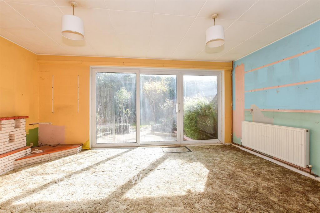 Property photo 2 of 16 Lounge