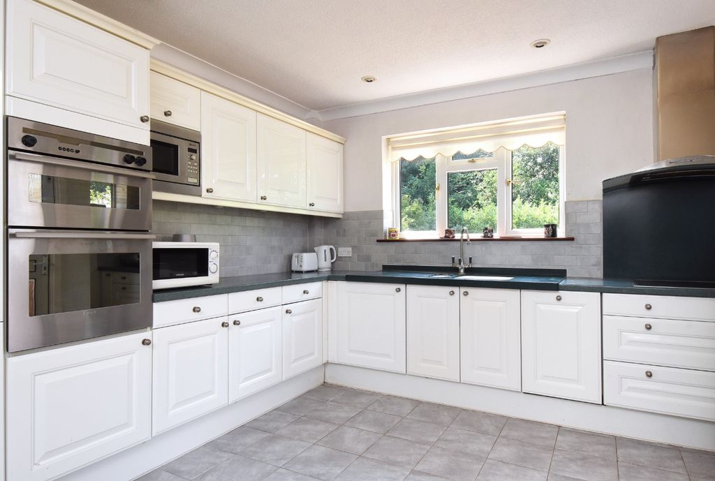 Property photo 2 of 11 5285592