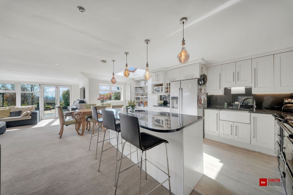 Property photo 2 of 40