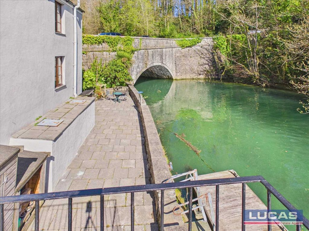 Property photo 2 of 33