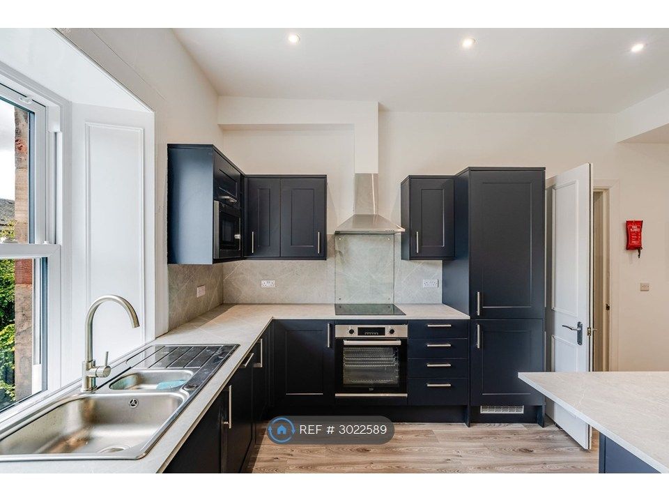 Property photo 3 of 11 Kitchen