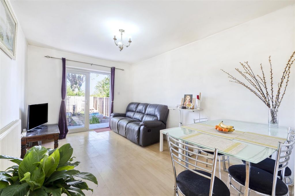 Property photo 2 of 15 Lindsay Road-006.Jpg