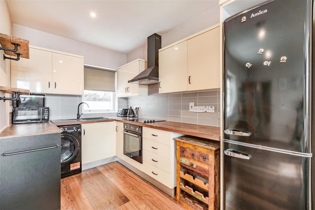 Property photo 3 of 10 Kitchen