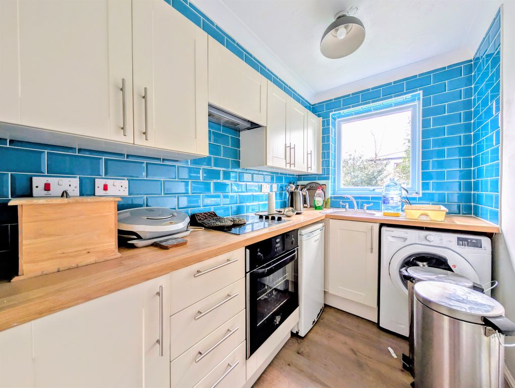 Property photo 3 of 8 Kitchen