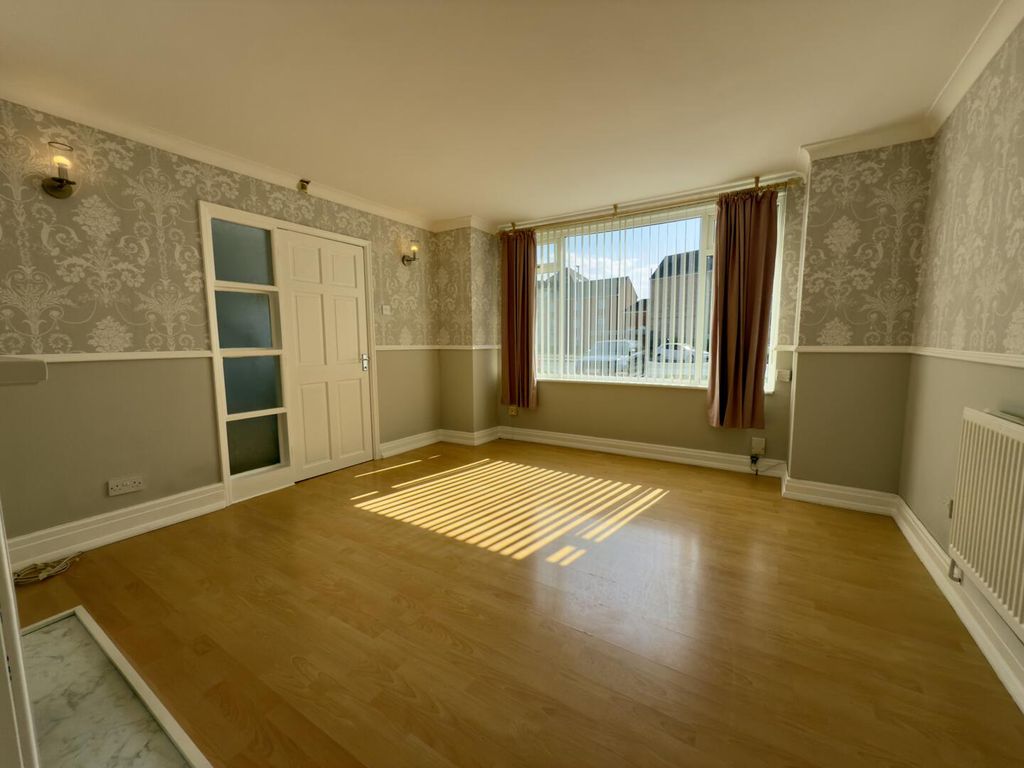 Property photo 3 of 9 Lounge