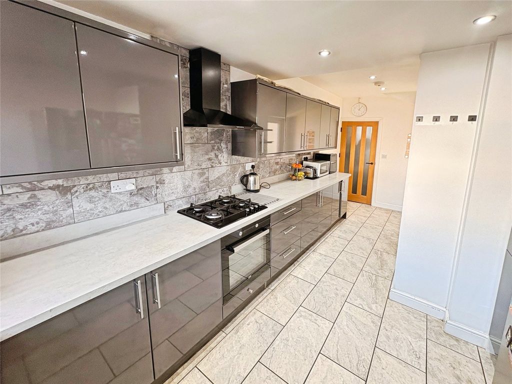 Property photo 2 of 11 Kitchen