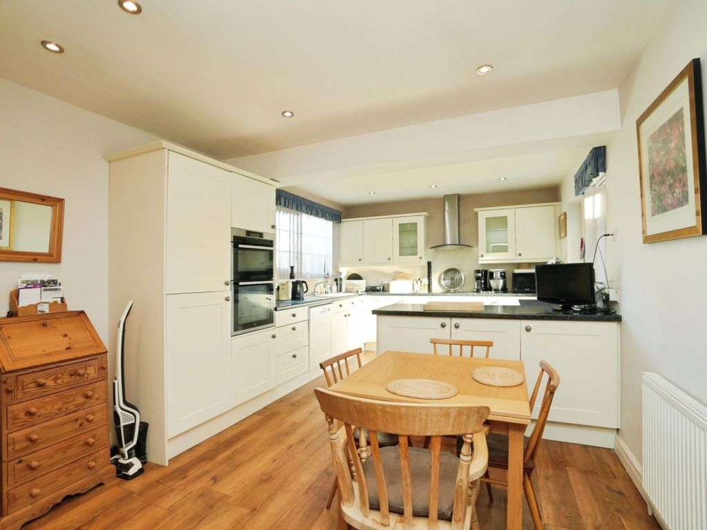 Property photo 2 of 25 Breakfast Kitchen