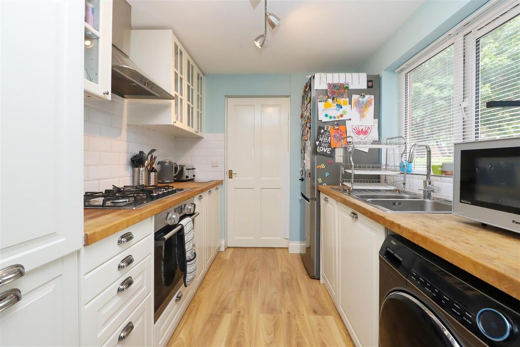 Property photo 3 of 10 Kitchen