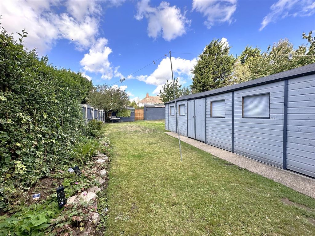 Property photo 3 of 18 Large Rear Garden 573