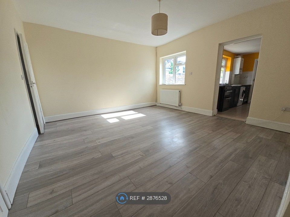 Property photo 1 of 18 Living Room