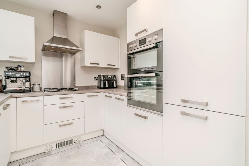 Property photo 3 of 34