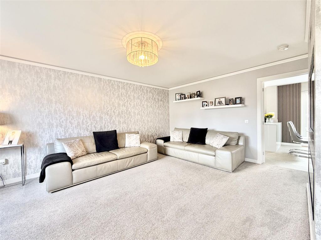 Property photo 3 of 22 Lounge