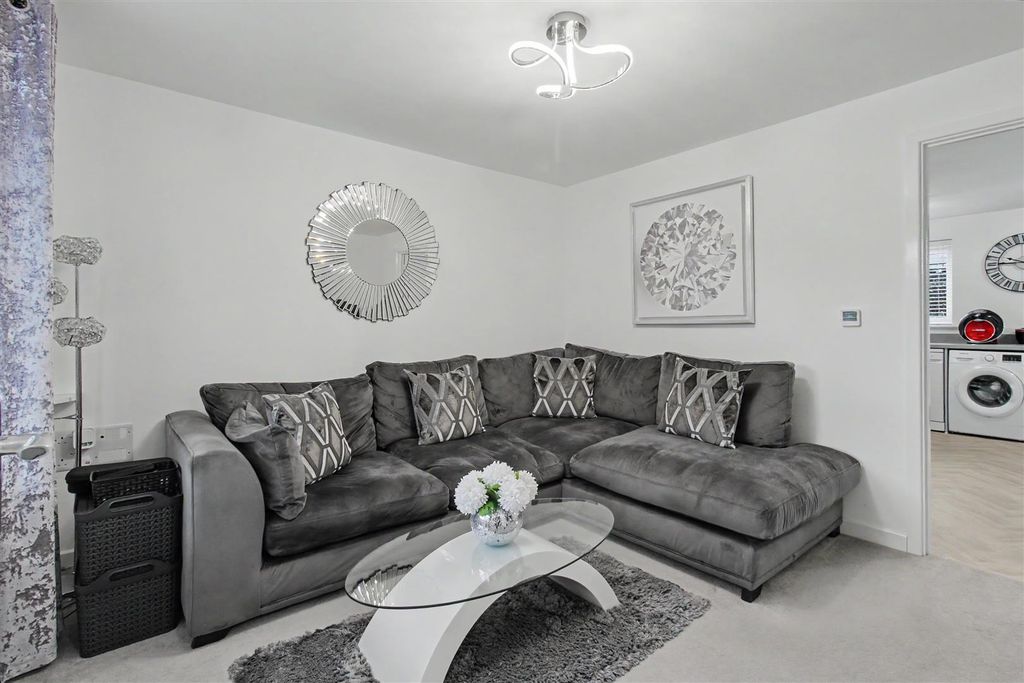 Property photo 3 of 22 Lounge