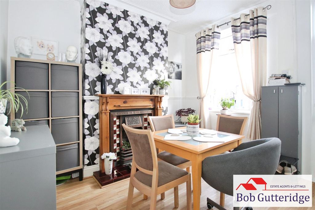 Property photo 2 of 18 Lounge