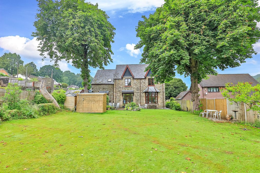 Property photo 2 of 28