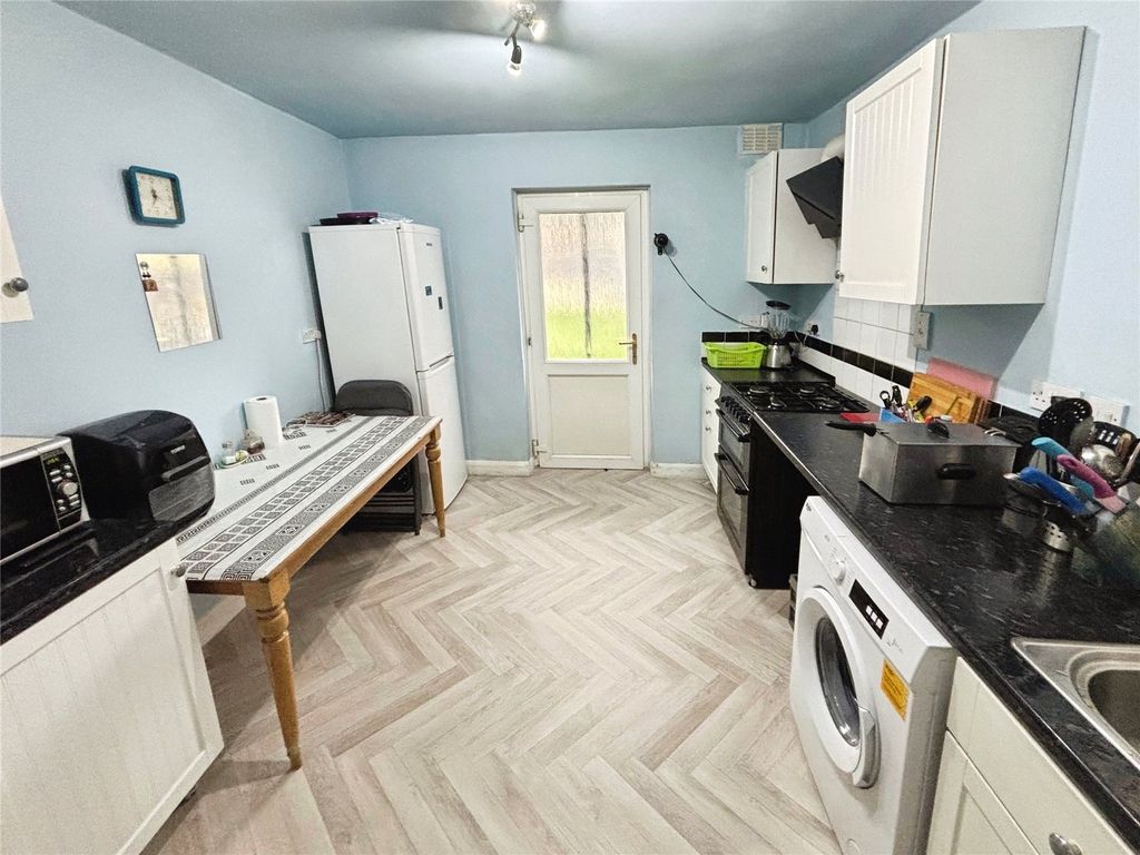 Property photo 3 of 8 Kitchen