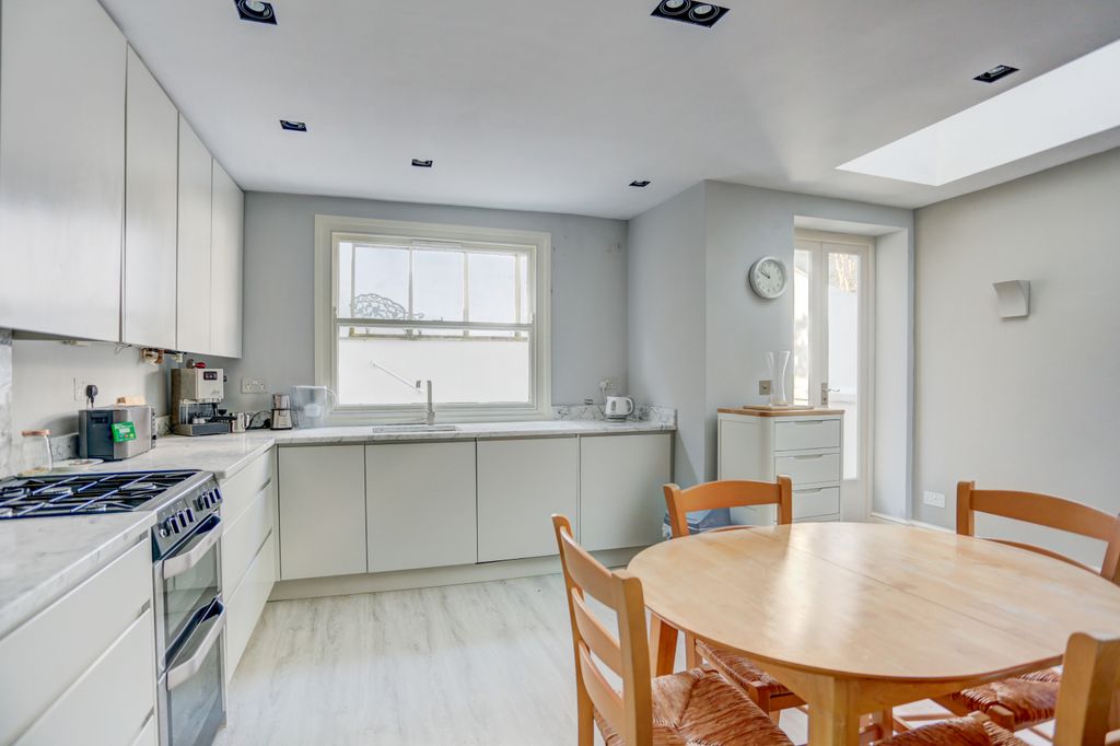 Property photo 3 of 15 Kitchen5