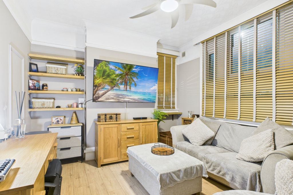 Property photo 3 of 27 Ewemove Spalding - Pinchbeck Rd - Living Room