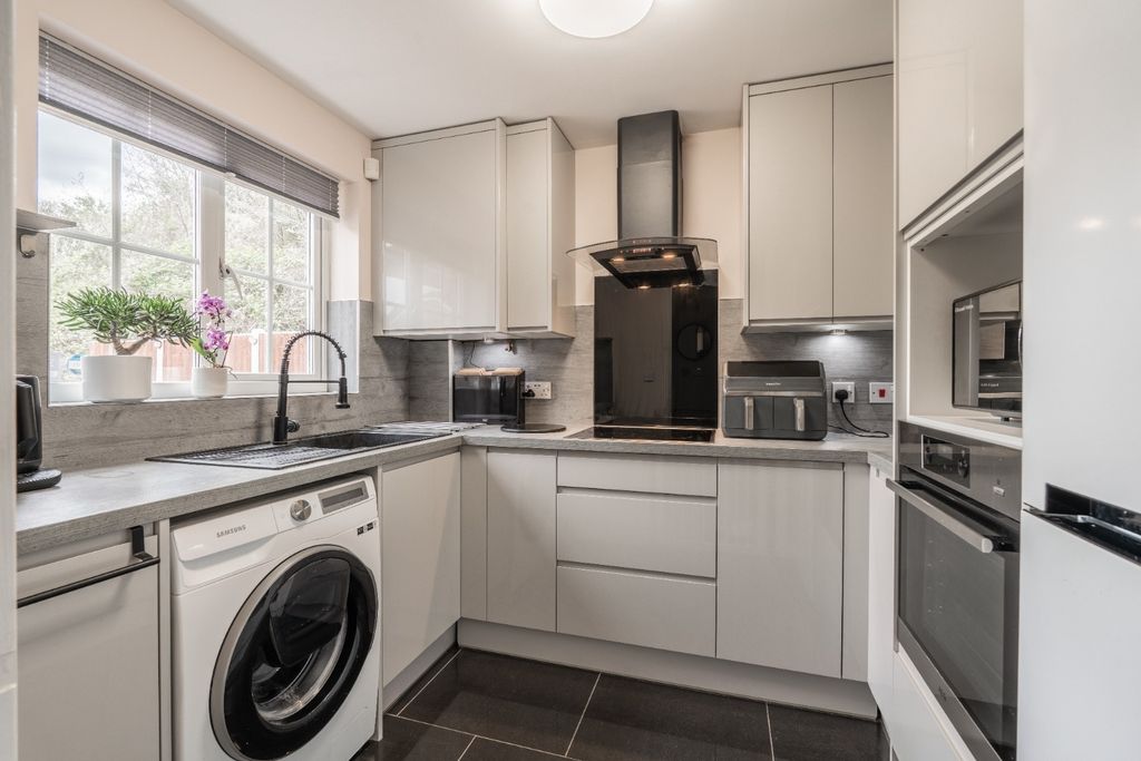 Property photo 2 of 19 5082063