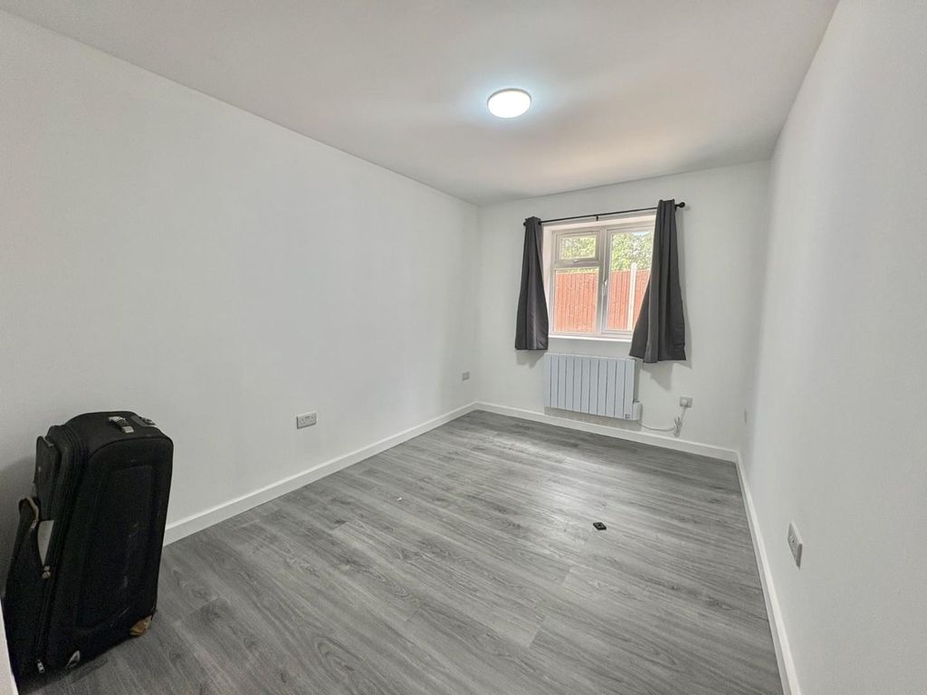 Property photo 3 of 16 Bedroom 4.Jpg