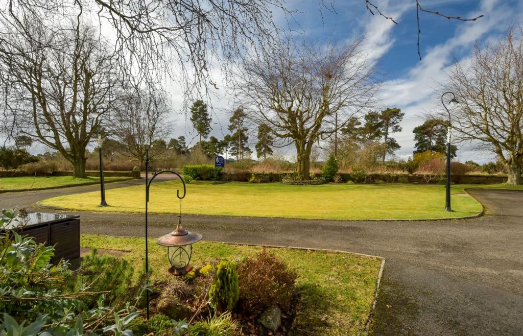 Property photo 2 of 28