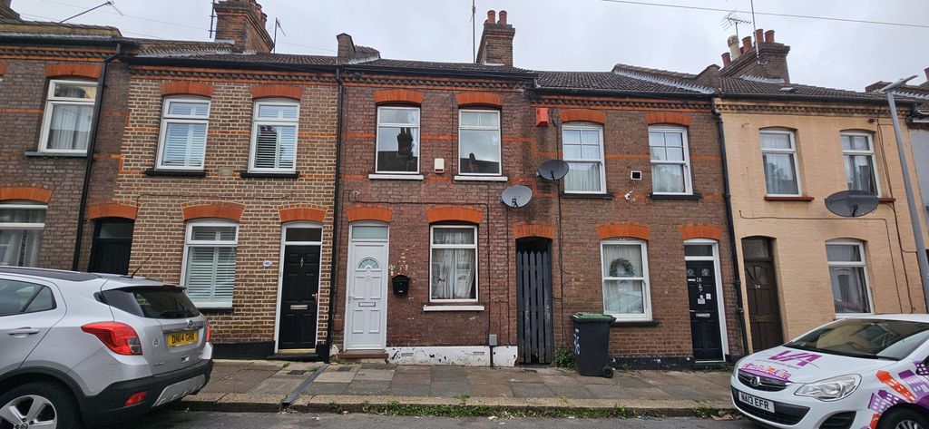 Property photo 1 of 17 Large 2 Bedroom Terraced House For Sale On May Street