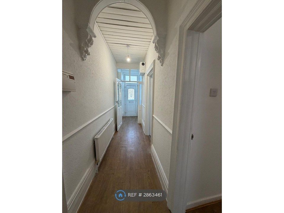 Property photo 2 of 7 Hallway