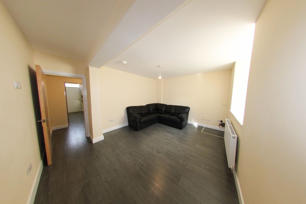 Property photo 2 of 20 A Spacious, Well-Lit Living Room Featuring A Comfo...