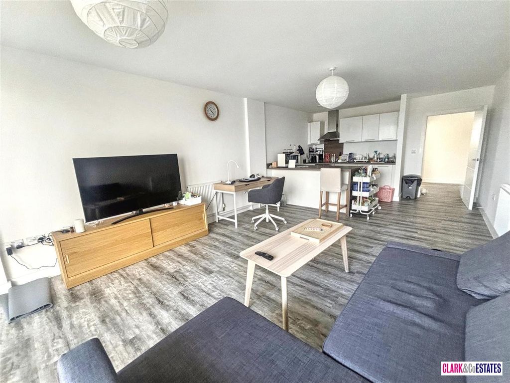 Property photo 2 of 11 Lounge