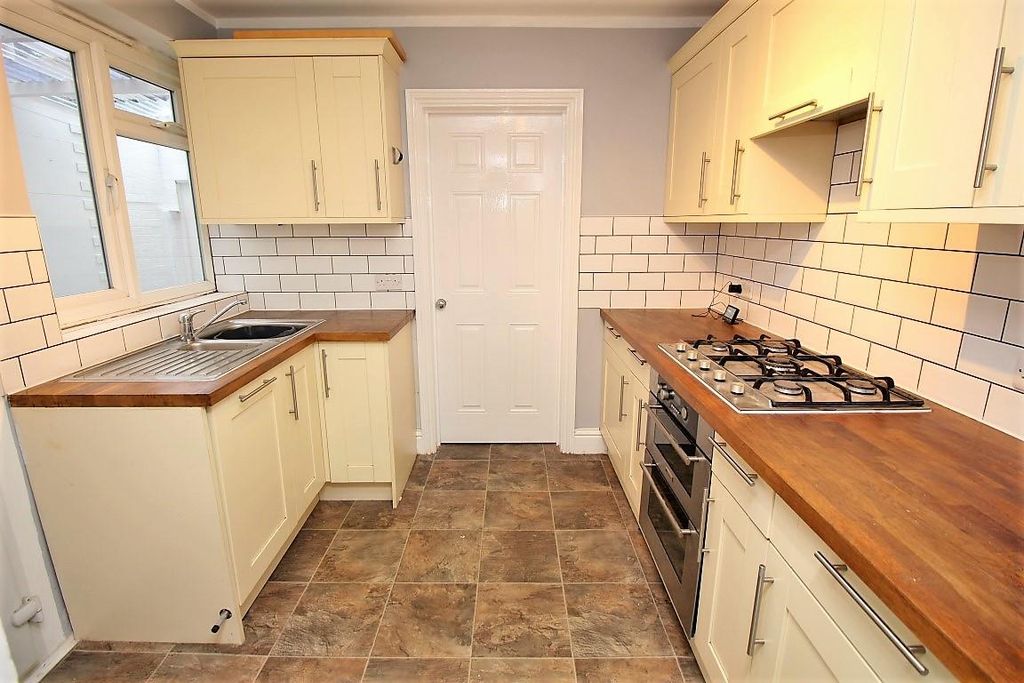 Property photo 2 of 12 Kitchen