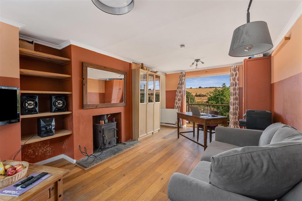Property photo 2 of 18 1 Bell Street, Hornton-10.Jpg