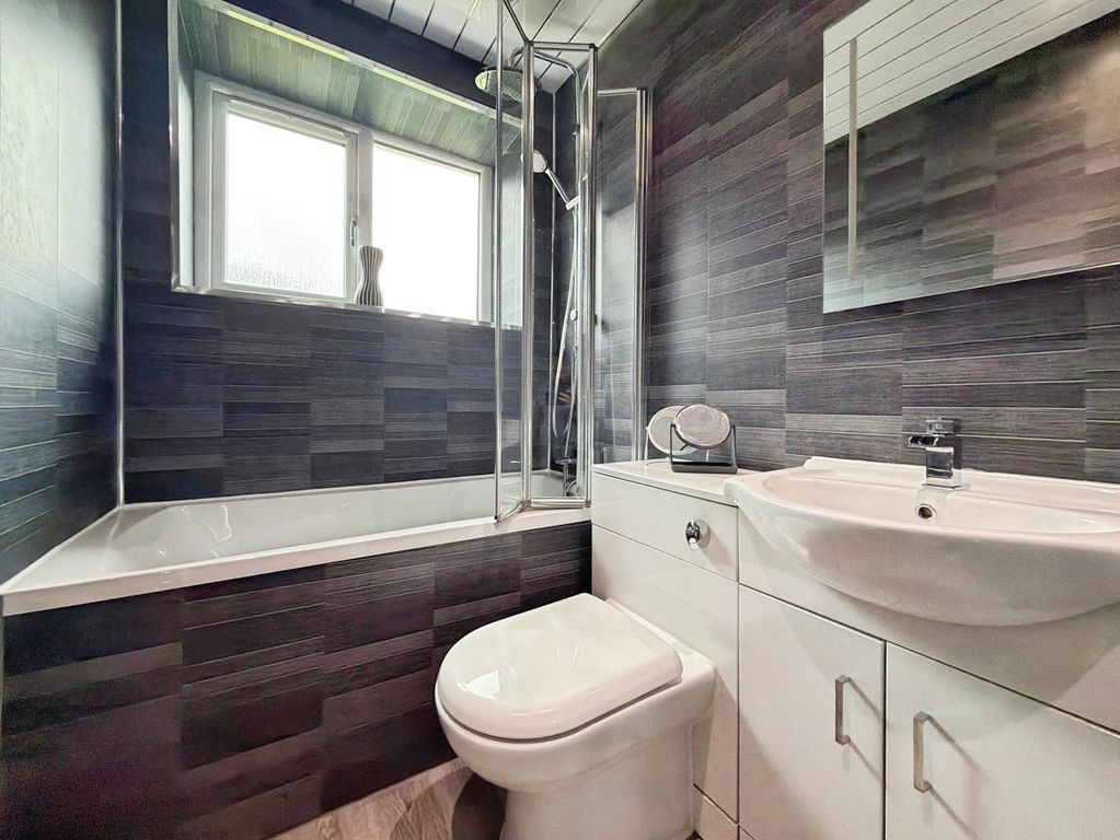 Property photo 2 of 9 Bathroom