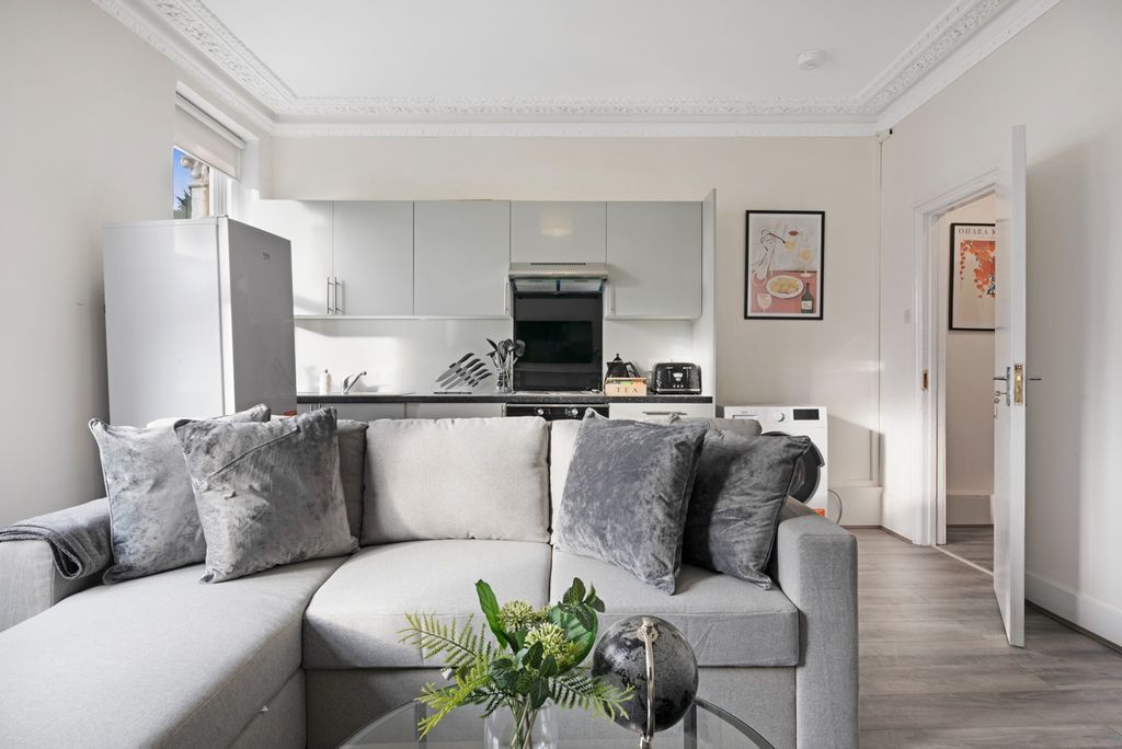 Property photo 1 of 15 Archway Road 14