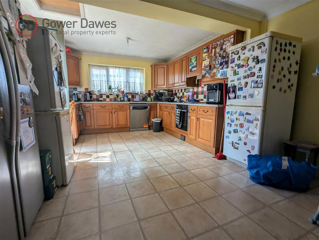 Property photo 3 of 11 Kitchen